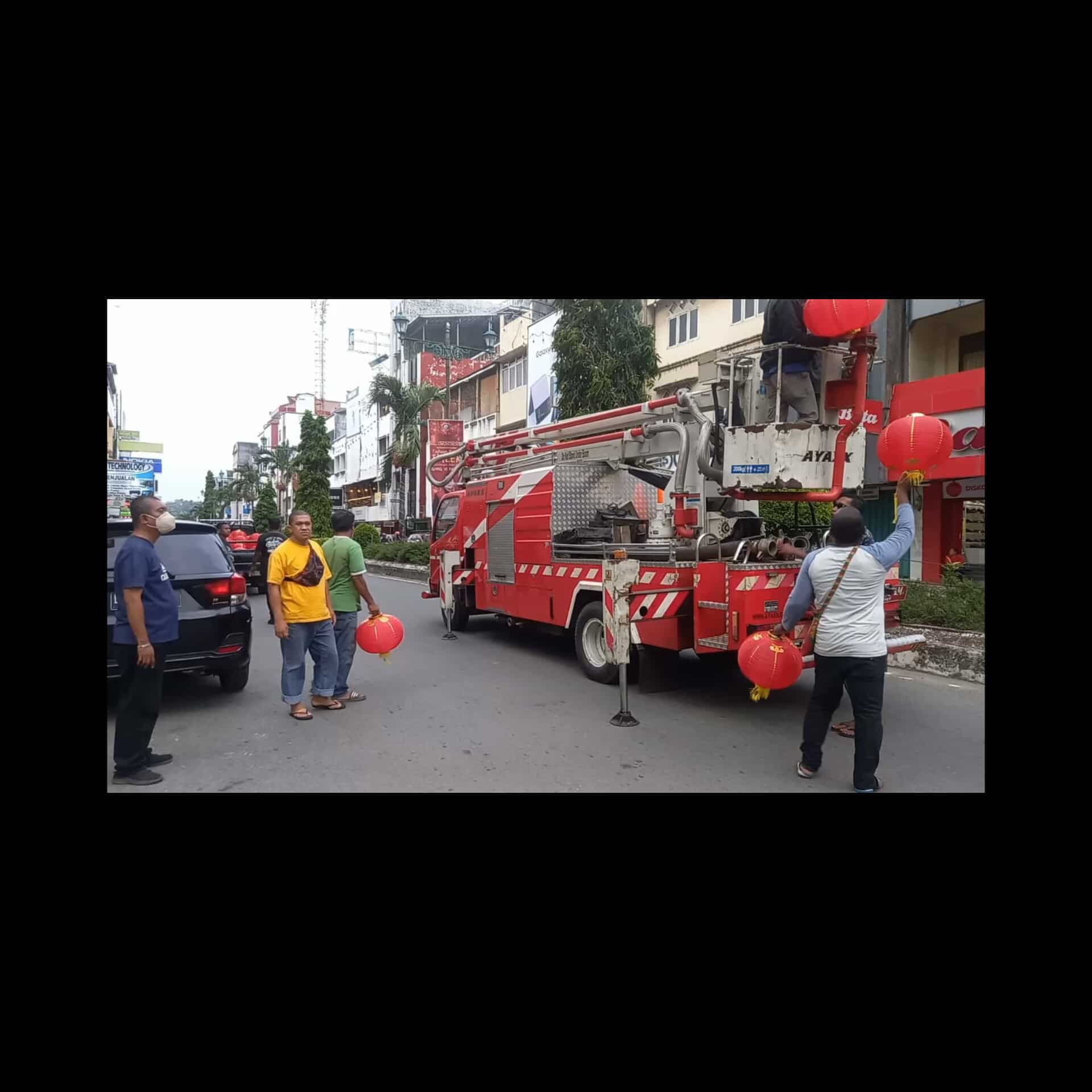 Pemkot Ambon Pasang Pernak Pernik Imlek 1 InShot 20230120 210847868