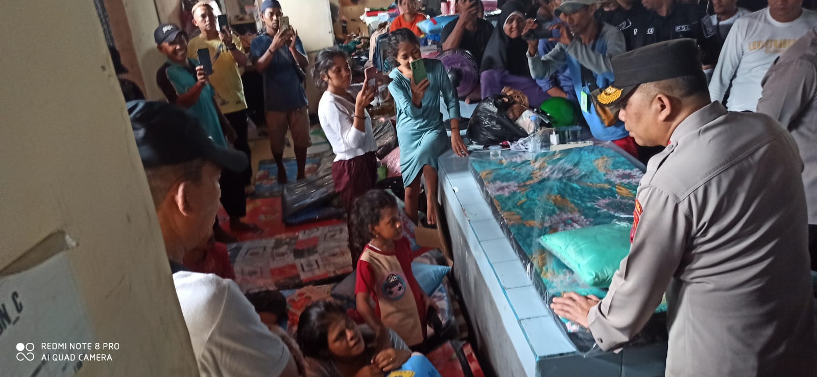 Kapolda Maluku Bersama Pj Walikota Ambon Tinjau Lokasi Pengungsi Korban Kebakaran 1 IMG 20230519 WA0064