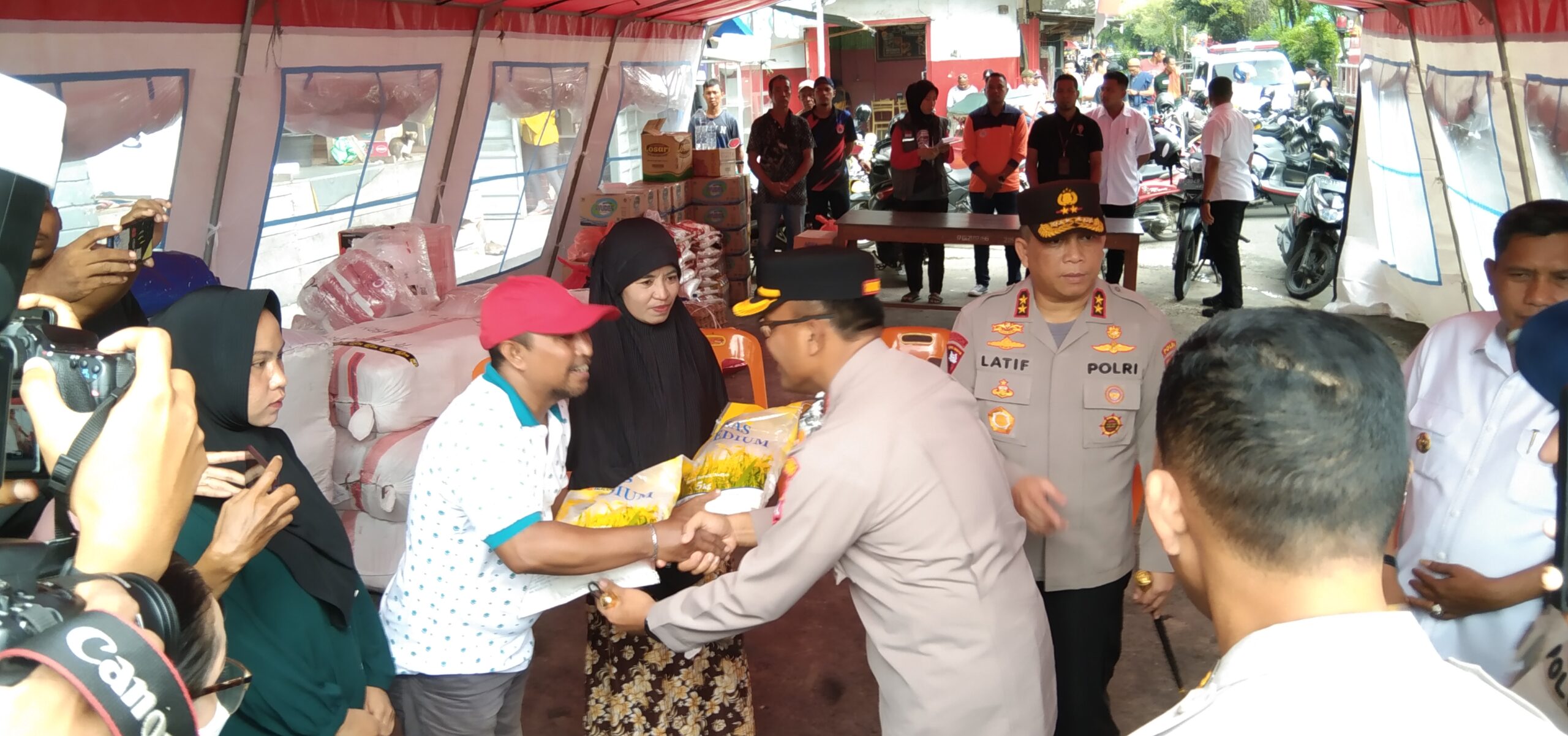 Kapolda Maluku Bersama Pj Walikota Ambon Tinjau Lokasi Pengungsi Korban Kebakaran 2 IMG 20230519 145012 scaled