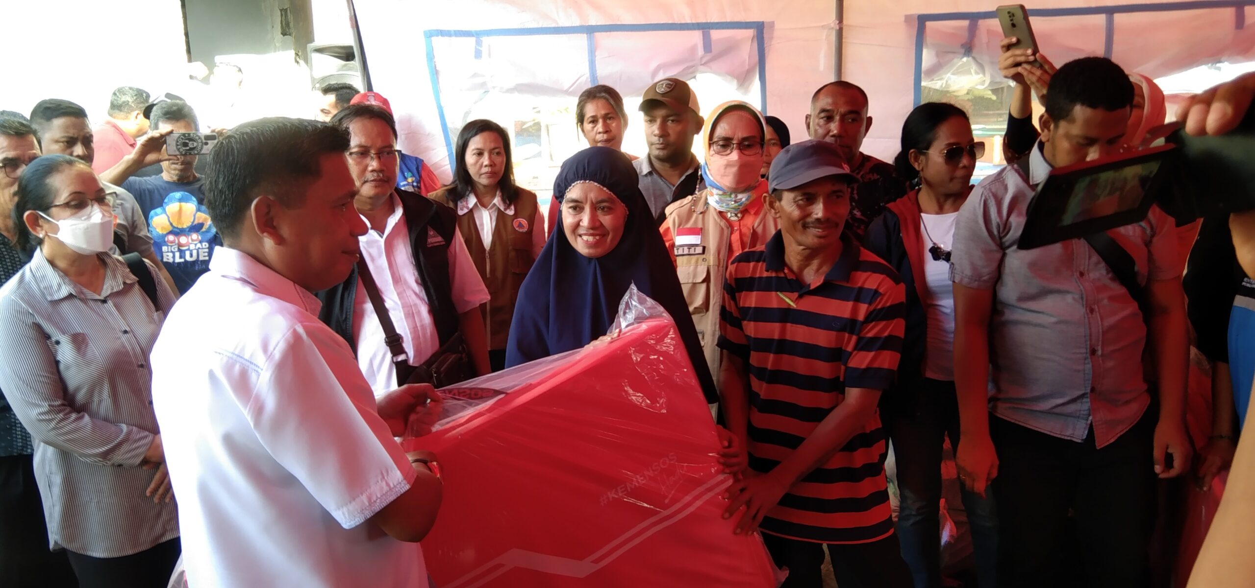 Kemensos Bantu Warga Korban Kebakaran Pasar Gambus 1 inbound401971233318304122 scaled