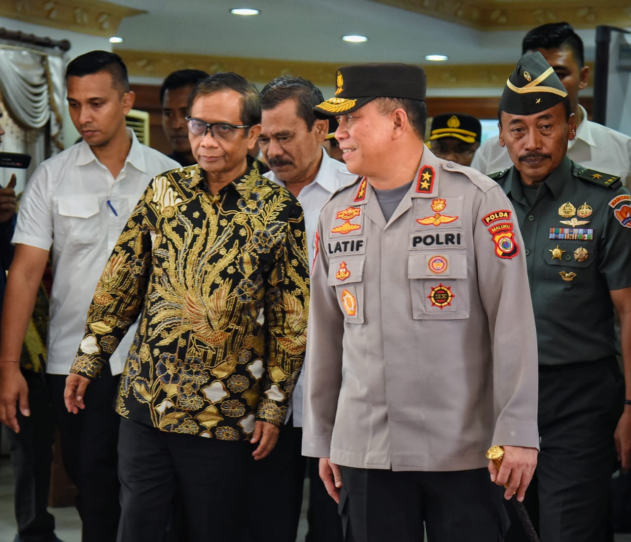 Kapolda dan Forkopimda Maluku Sambut Menkopolhukam & Mendagri di Bandara Pattimura Ambon 1 IMG 20230615 WA0006