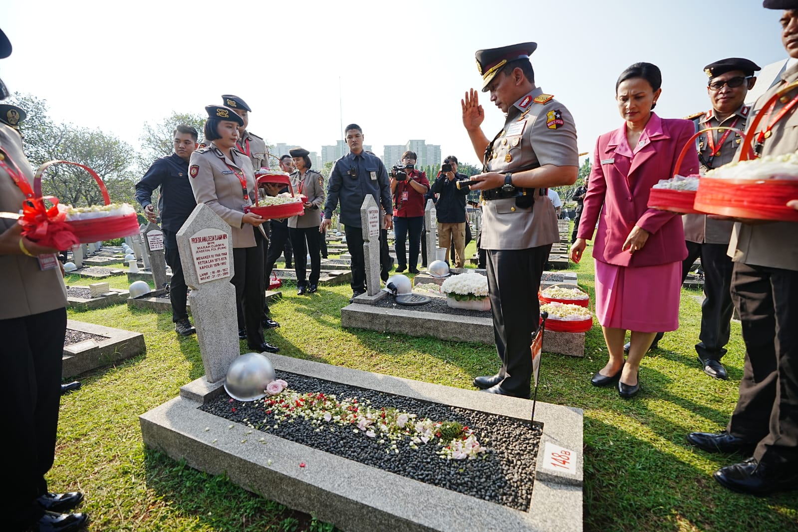 Jelang HUT ke-77 Bhayangkara, Kapolri dan Jajaran Ziarah ke TMP Kalibata 1 IMG 20230630 WA0022