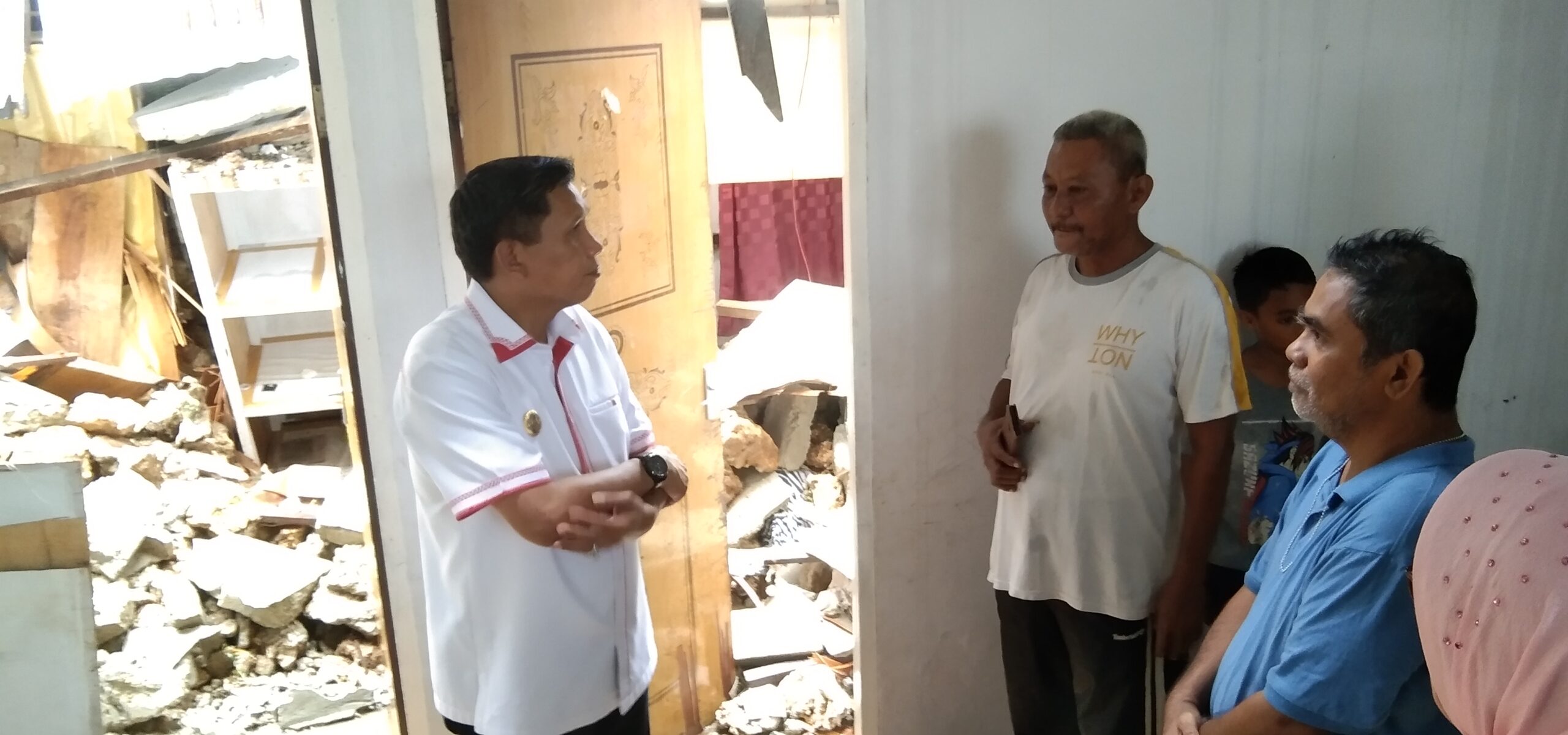 Penjabat Wali Kota Ambon Tinjau Rumah Terdampak Longsor 1 IMG 20230601 122816 scaled