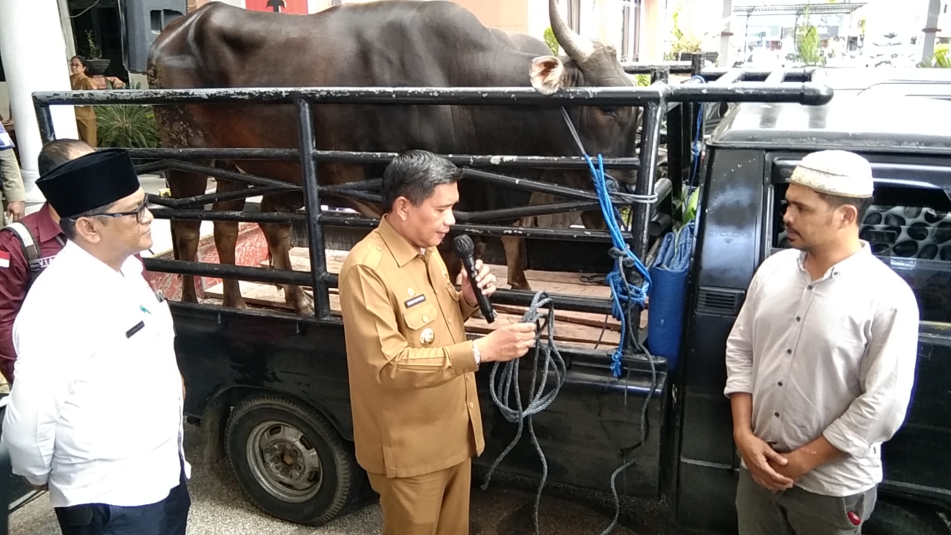 Pemkot Ambon Serahkan 70 Ekor Hewan Kurban 1 IMG 20230627 145635