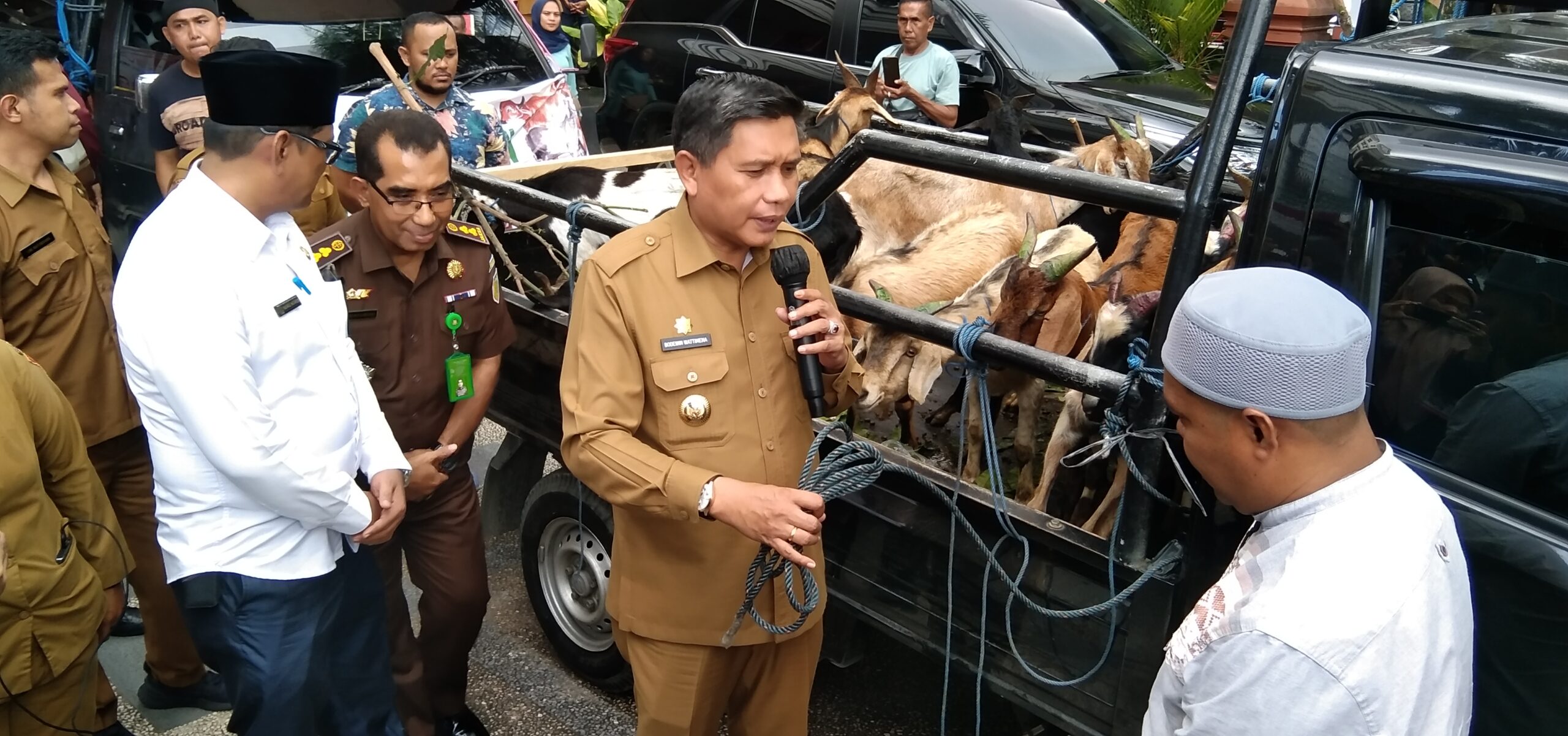 Pemkot Ambon Serahkan 70 Ekor Hewan Kurban 2 IMG 20230627 145728 scaled