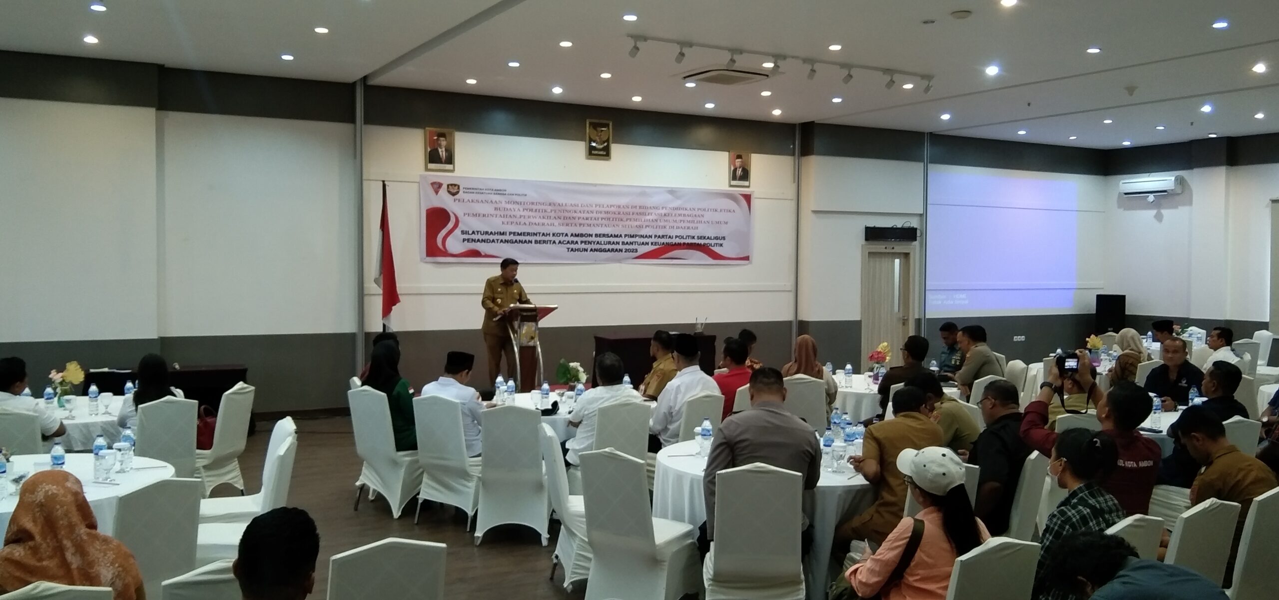 Pemkot Ambon Gelar Silaturahmi dan Salurkan Bantuan Keuangan Parpol 1 IMG 20230627 162811 scaled