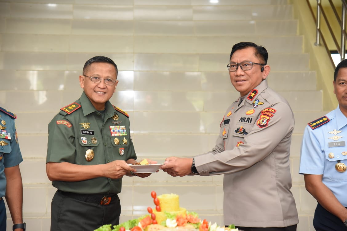 Pangdam, Danlantamal dan Danlanud Berikan Surprise Kue Ultah Bhayangkara ke-77 kepada Polda Maluku 2 IMG 20230703 WA0028