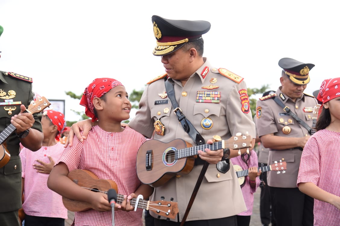 Meriahkan Pelantikan Bintara Polri 2023, Kapolda Main Ukulele Bersama Ratusan Anak di Ambon 1 IMG 20230706 WA0040
