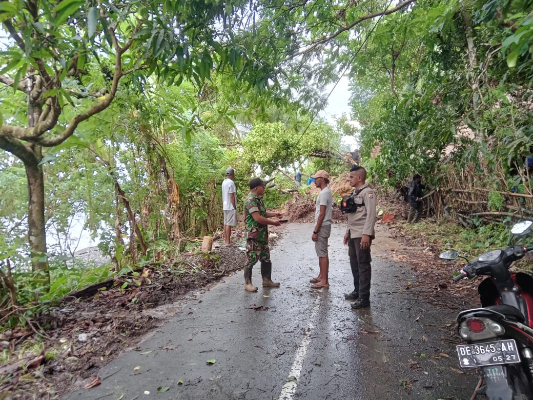 Pasca Hujan Deras,Polisi Langka Cepat Atasi Tanah Longsor Dan Pohon Tumbang Pada Negeri Larike 2 IMG 20230713 WA0013
