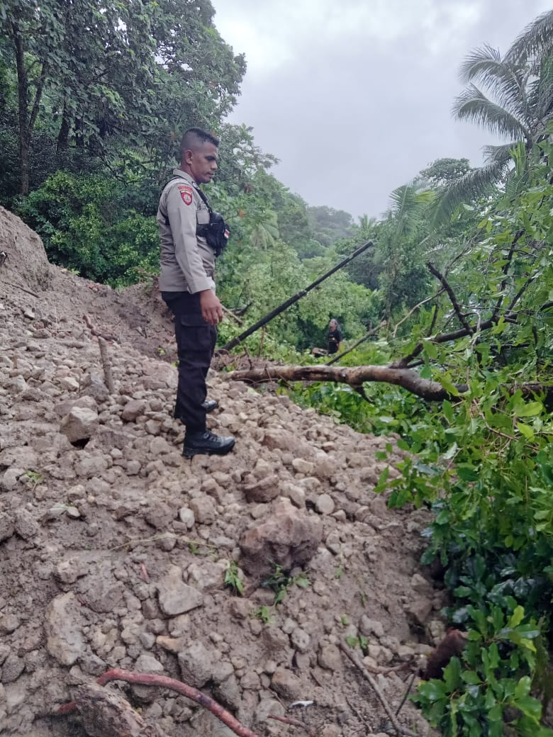 Pasca Hujan Deras,Polisi Langka Cepat Atasi Tanah Longsor Dan Pohon Tumbang Pada Negeri Larike 1 IMG 20230713 WA0014