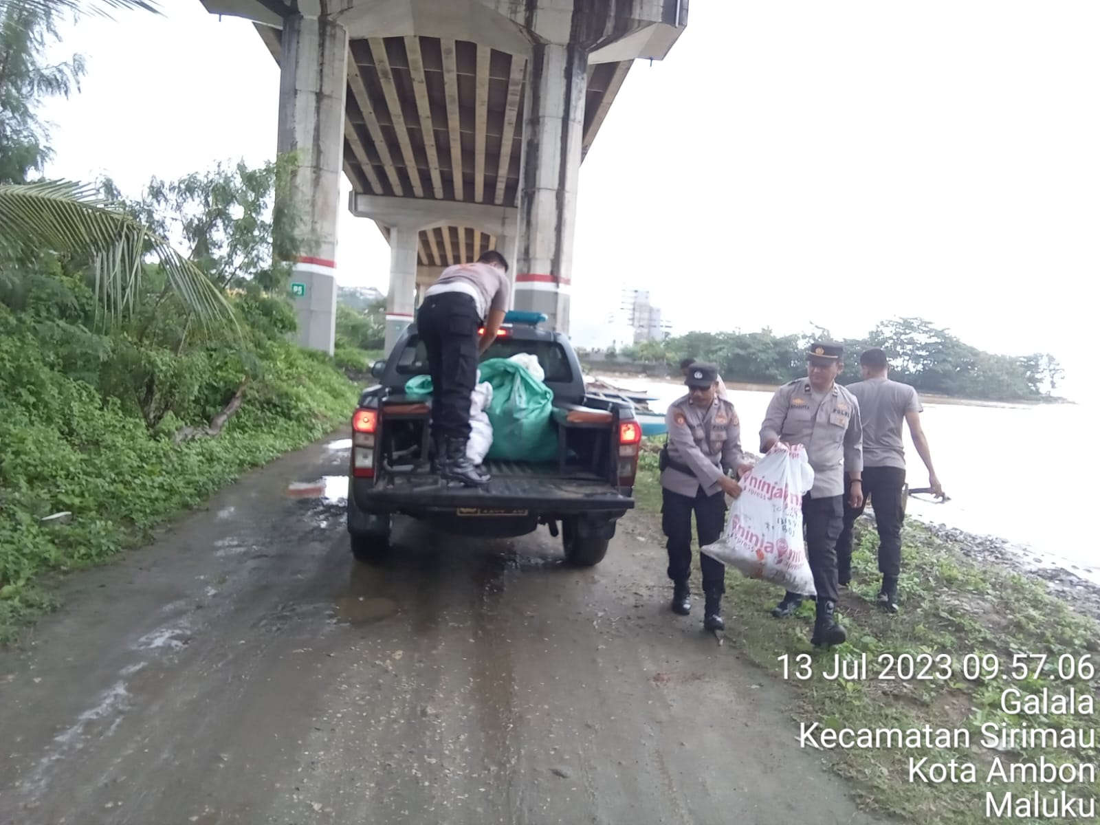 Polsek Sirimau Gelar Bersih Lingkungan Di Bawah JMP Kota Ambon 1 IMG 20230713 WA0031