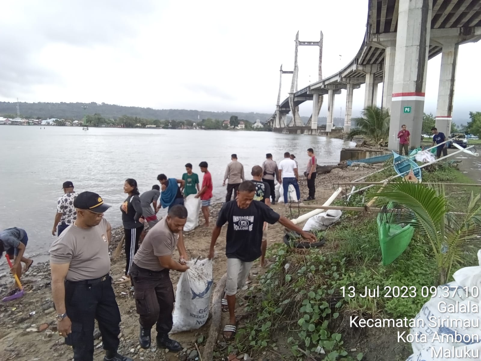 Polsek Sirimau Gelar Bersih Lingkungan Di Bawah JMP Kota Ambon 2 IMG 20230713 WA0033