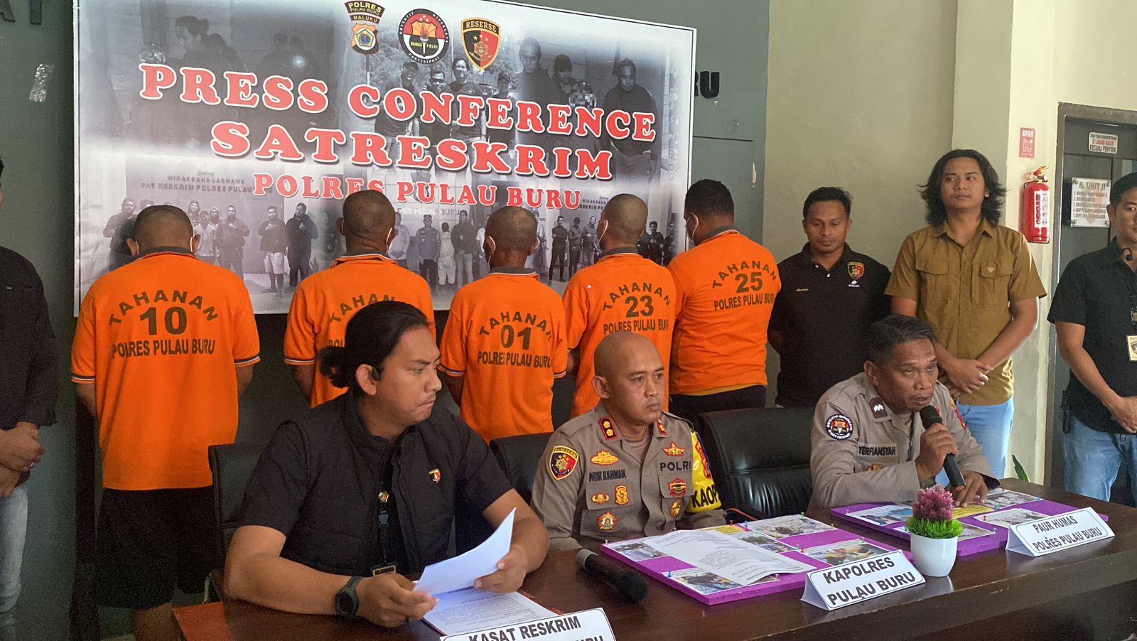 Polres Buru Tetapkan Lima Tersangka Kasus Jatuhnya Kontainer B3 di Pelabuhan Namlea 1 IMG 20230713 WA0036