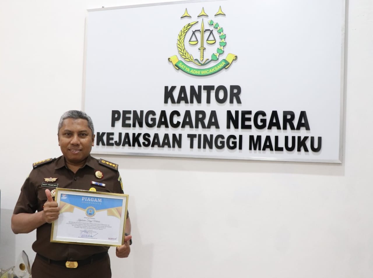 Kejati Maluku Terima Piagam Penghargaan dari BNNP Maluku. 1 Asdatun Kejati Maluku : Sigit Prabowo.S.H, M.H