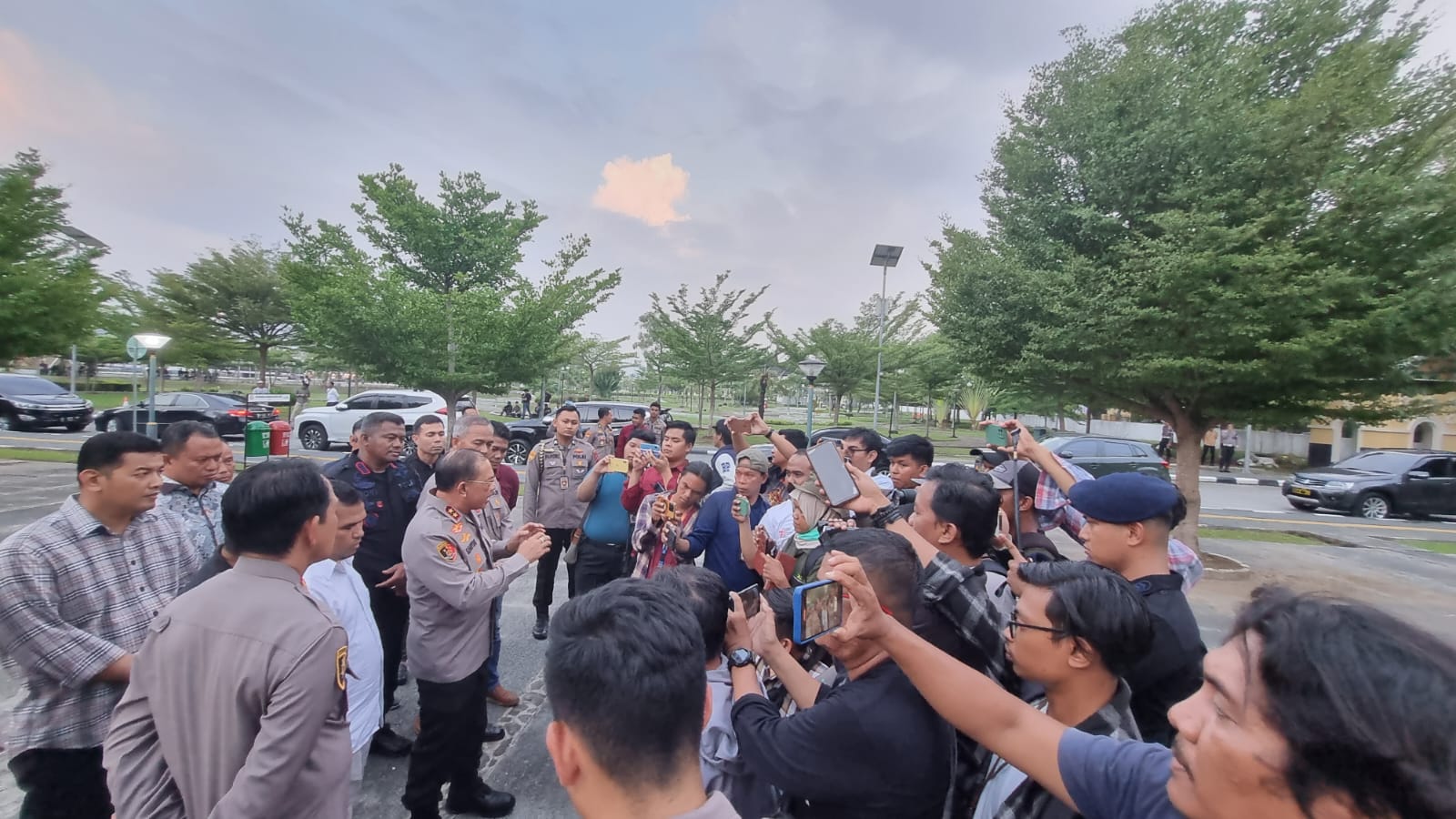 Kapolda Sumbar pastikan Anggotanya tidak ada yang Pijak Tempat Ibadah di Mesjid Raya Sumbar 1 IMG 20230806 WA0005