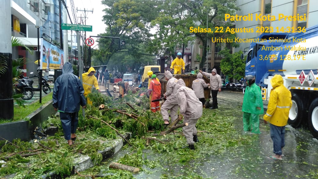 Curah Hujan Tinggi,Personil Samapta Polresta Gerak Cepat Atasi Pohon Tumbang 1 IMG 20230822 WA0094