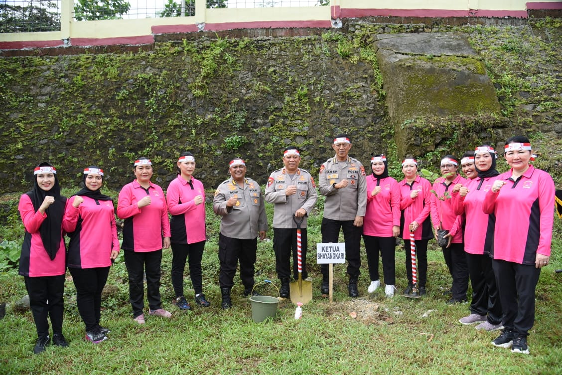 Peringati HUT RI Ke 78, Polda Maluku dan Jajaran Tanam Pohon Secara Serentak Dalam Rangka Penghijauan Kembali Wilayah Yang Tandus 3 IMG 20230823 WA0034