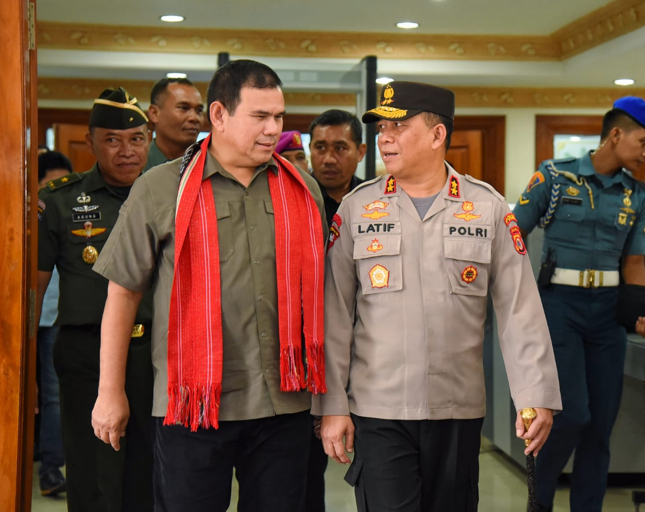Kapolda Maluku Jemput Pangdam XVI/Pattimura yang Baru di Bandara Ambon 1 IMG 20230823 WA0079