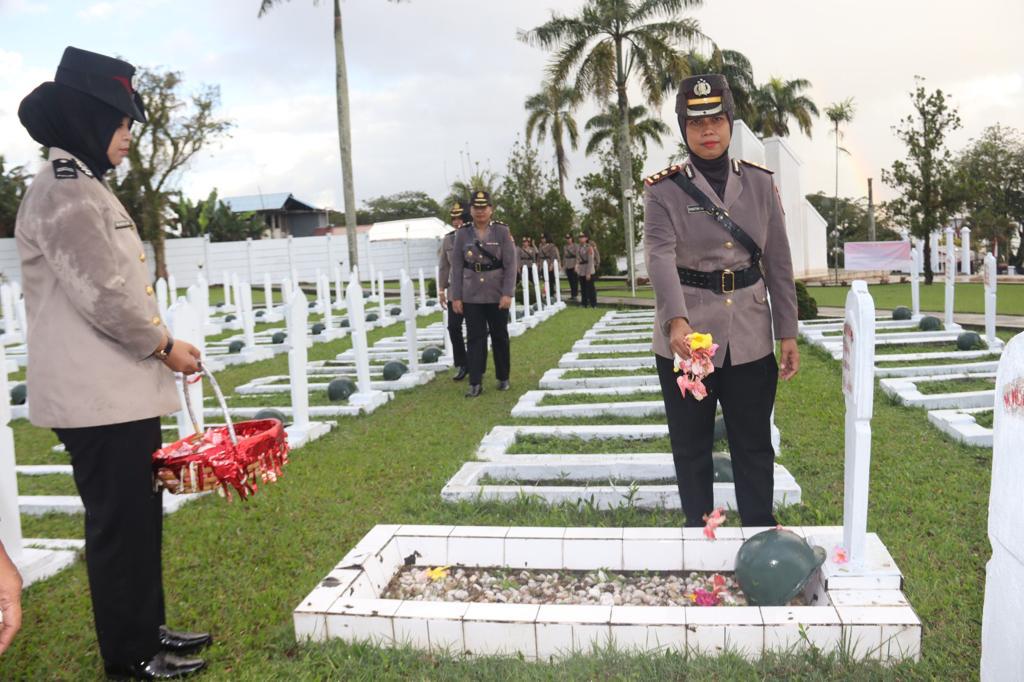 Jelang HUT, Polwan Polda Maluku Ziarah ke Taman Makam Pahlawan Kapahaha Ambon 1 IMG 20230824 WA0055