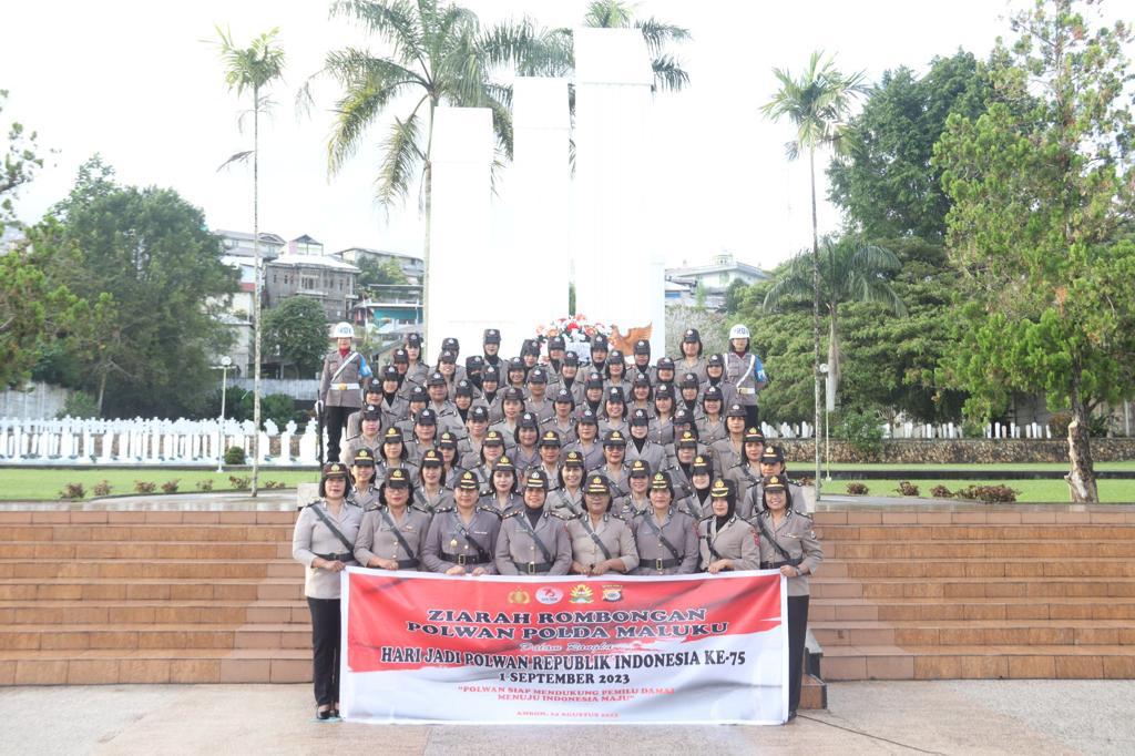 Jelang HUT, Polwan Polda Maluku Ziarah ke Taman Makam Pahlawan Kapahaha Ambon 2 IMG 20230824 WA0056