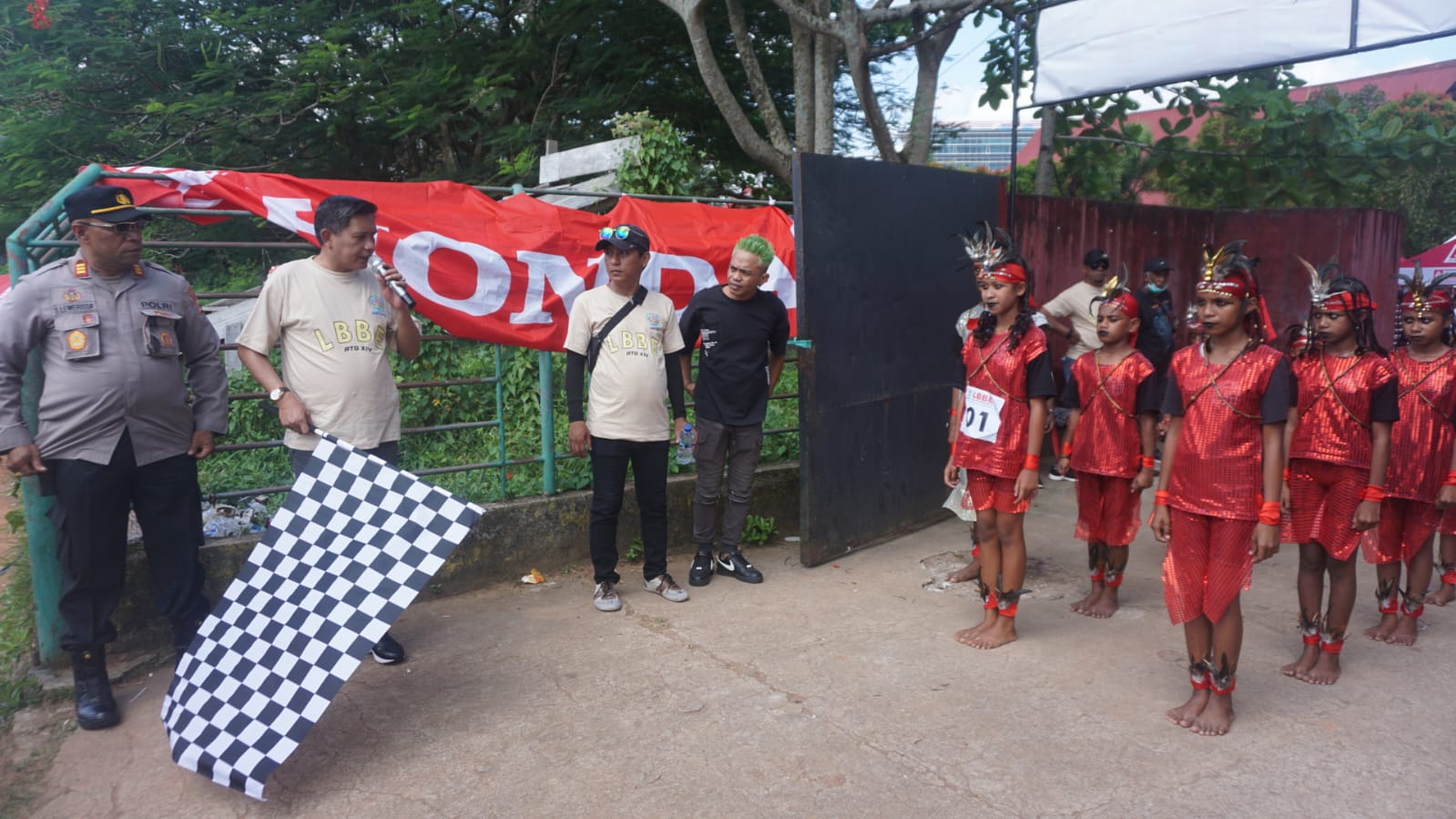 Penjabat Wali Kota Ambon Buka Lomba Baris Berkreasi Empang 2 IMG 20230923 WA0016