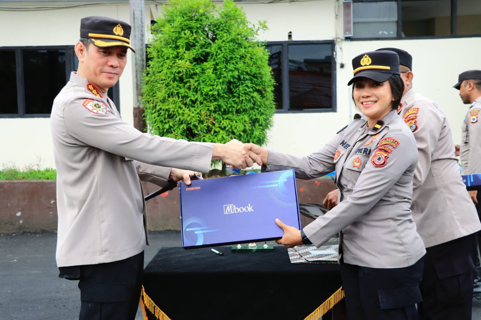 Kapolresta Ambon Salurkan 6 Notebook Untuk membantu meningkatkan Kinerja 1 IMG 20231002 WA0020