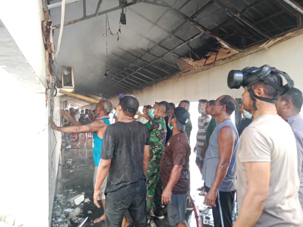 Personil Polres Marla Gerak Cepat Tangani Kebakaran RSUD Karel Sadsuiubun 1 IMG 20231005 WA0012