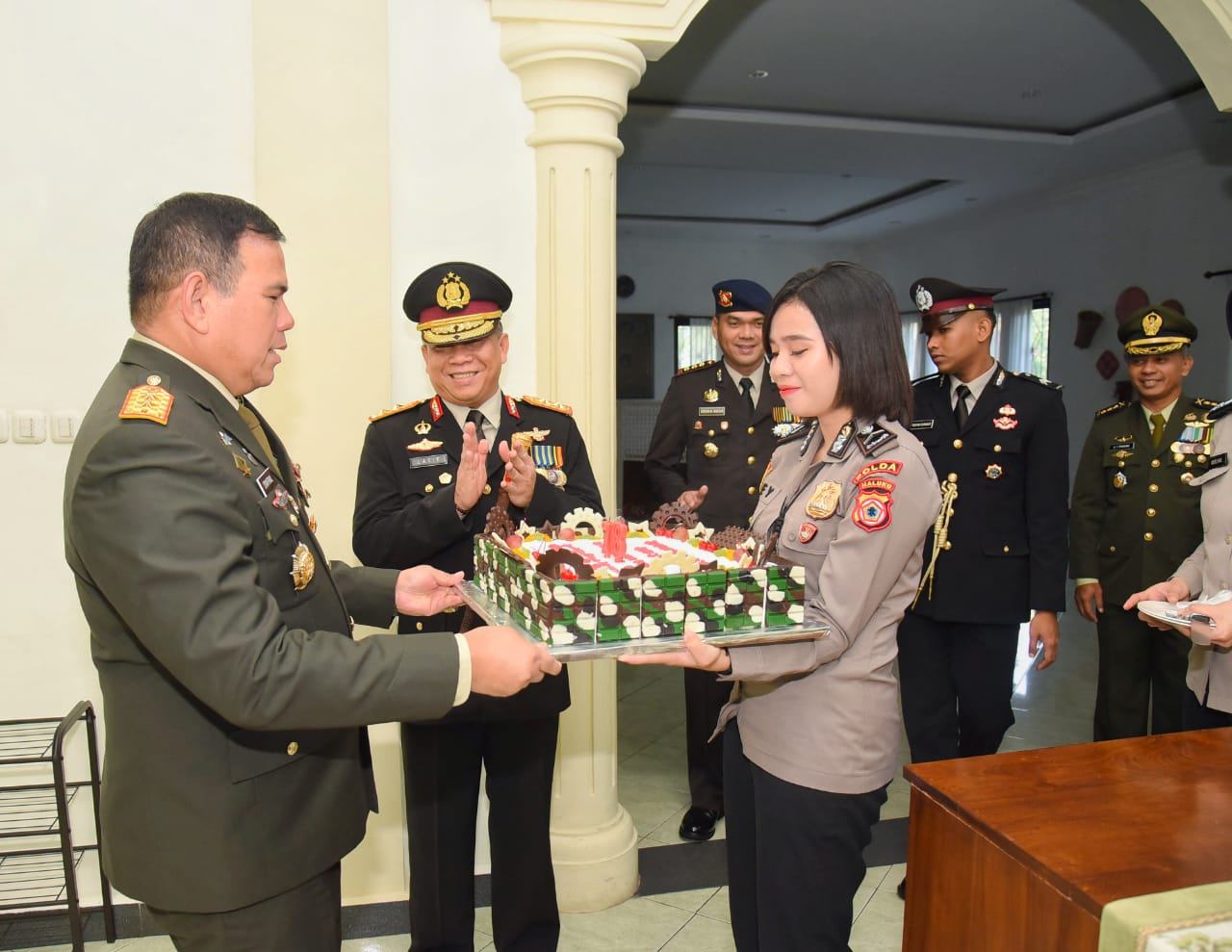 Kapolda hingga PJU Polda Maluku Berikan Kejutan Kue Ultah ke-78 kepada Petinggi TNI di Ambon 1 IMG 20231006 WA0010