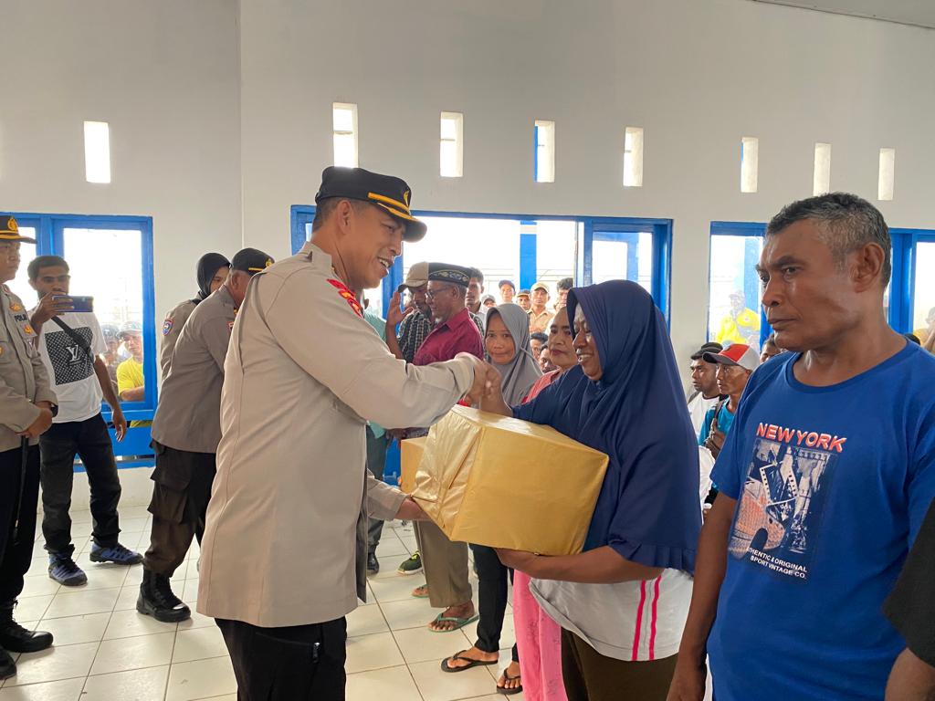 Sapa Masyarakat Pesisir dan Kampung Nelayan, Kapolda Salurkan Ratusan Paket Sembako dan Alat Keselamatan 1 IMG 20231008 WA0005