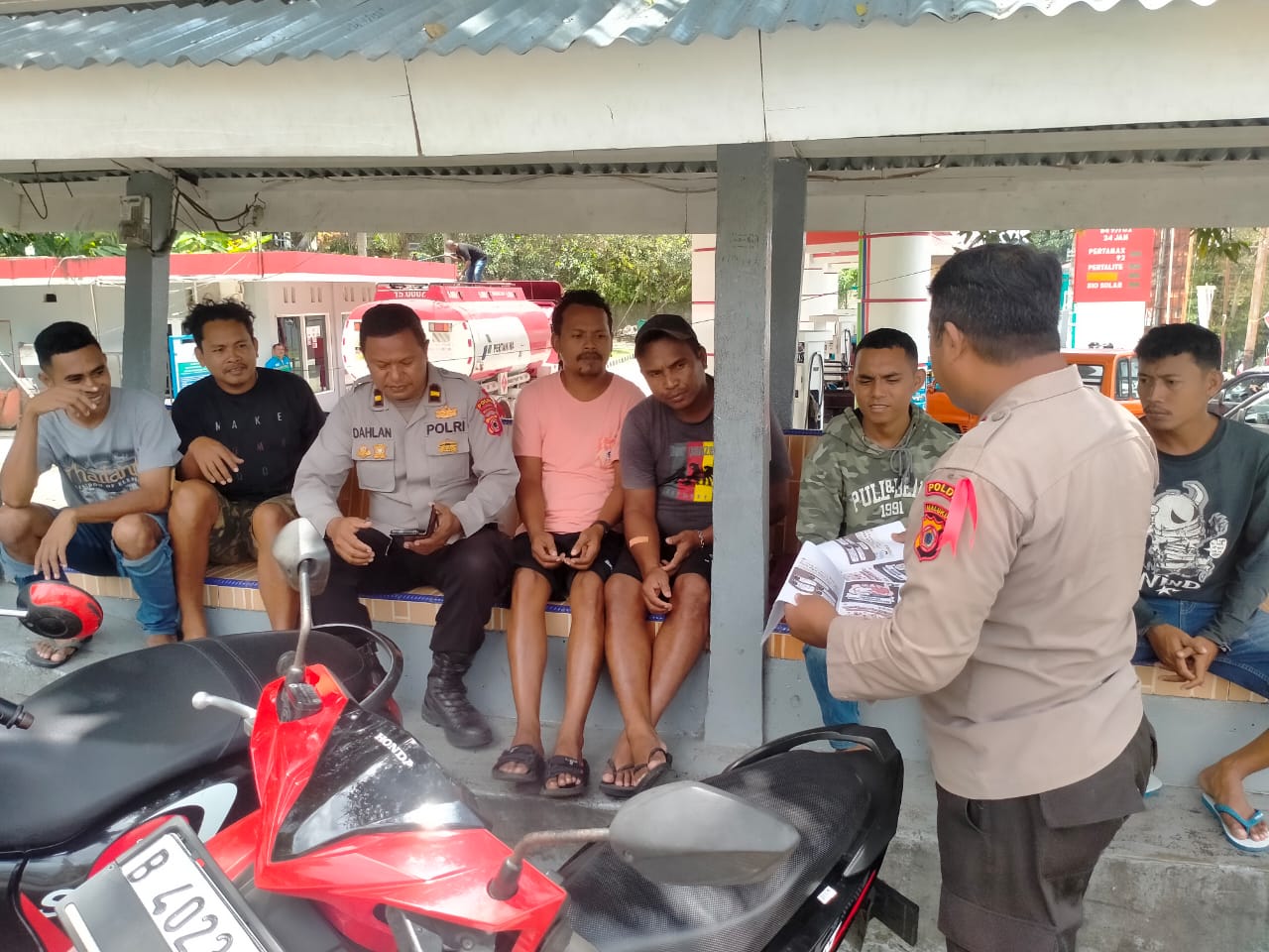 Satgas Preemtif OMB Polda Maluku Bagikan Brosur Himbauan Kamtibmas Jelang Pemilu 2024 1 IMG 20231021 WA00511