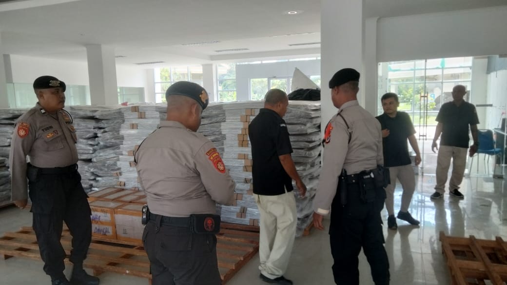 Polda Maluku Kawal Ketat Logistik Kota Suara Pemilu 2024 yang Tiba di Ambon 1 IMG 20231026 WA0011