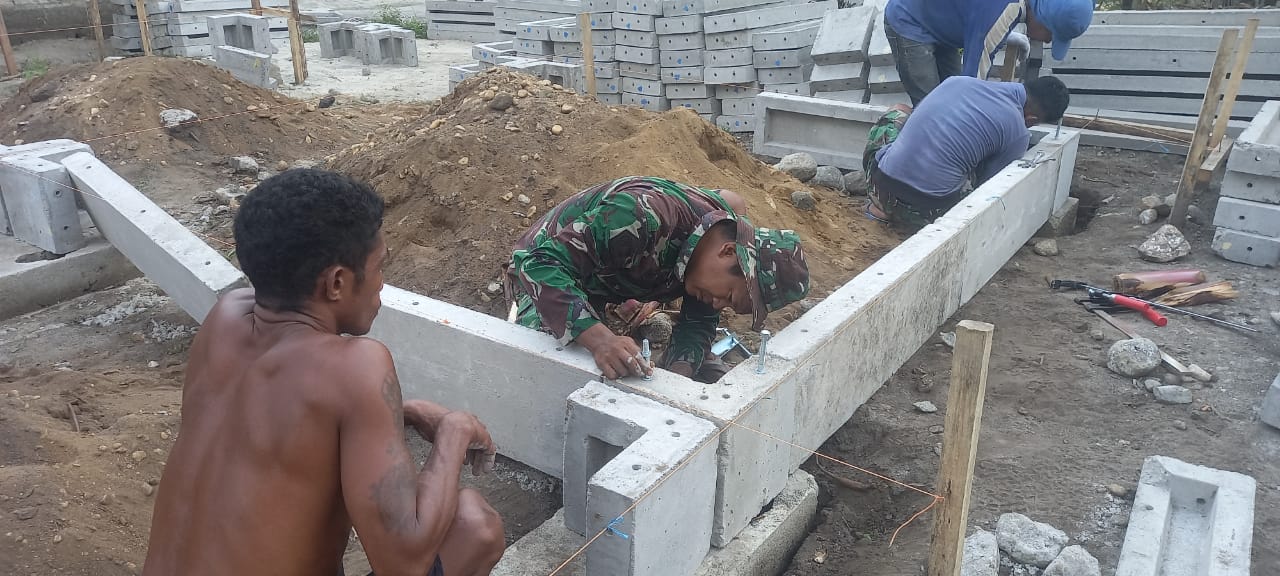 Personil DenZipur 5/CMG Kodam XVI Pattimura Mulai Bangun Rumah Warga Kariuw 1 IMG 20231029 WA0016