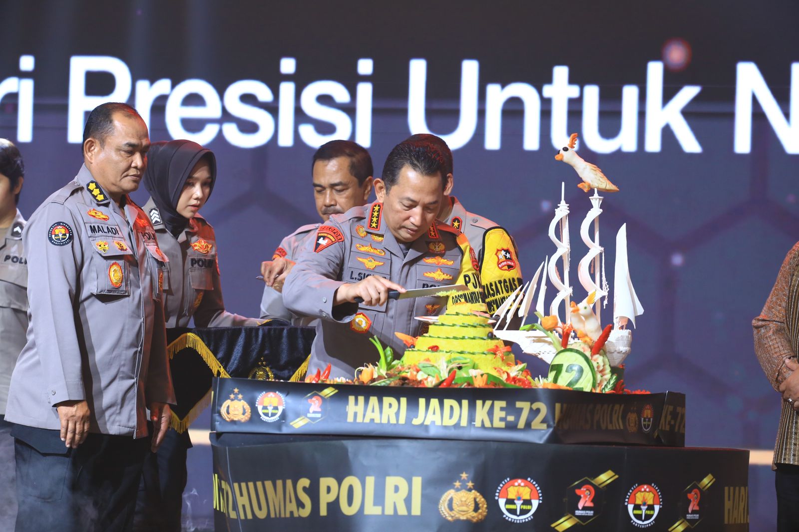 Dua Hadiah Untuk Divisi Humas Polri Dari Kapolri 1 IMG 20231101 WA0011