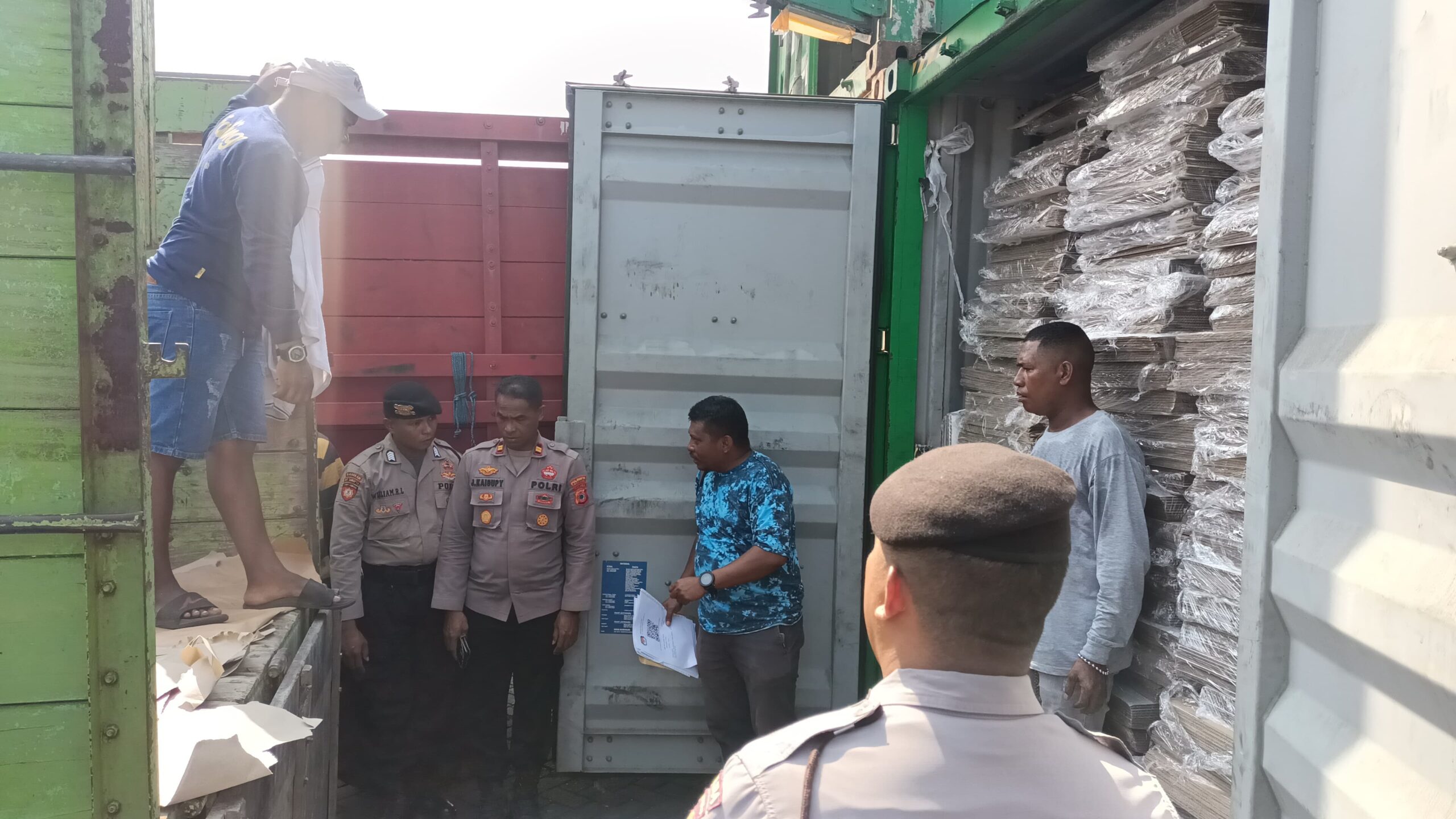 Polda Maluku Amankan Ribuan Bilik Suara ke KPU Bursel 1 WhatsApp Image 2023 11 12 at 13.48.12 scaled