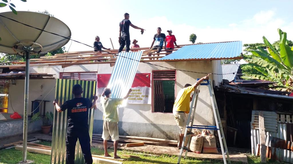 Jelang HUT ke-78 Korps Brimob Polri Satbrimobda Maluku Bedah Rumah Warakawuri 1 WhatsApp Image 2023 11 12 at 22.59.45