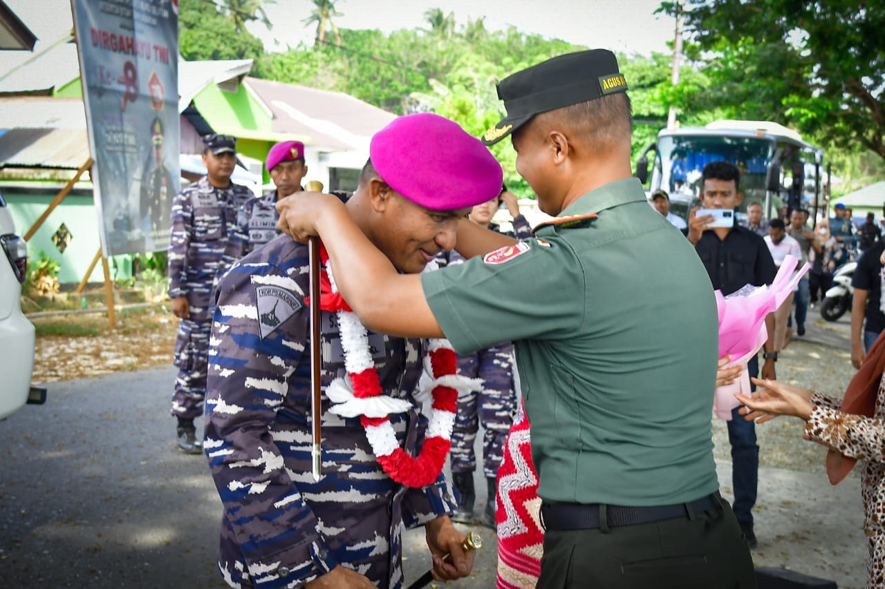 Tingkatkan Sinergitas dan Soliditas TNI-Polri, Danlantamal IX Kunjungi Makodim 1506/Namlea 1 WhatsApp Image 2023 11 13 at 14.05.10 15f2b64c