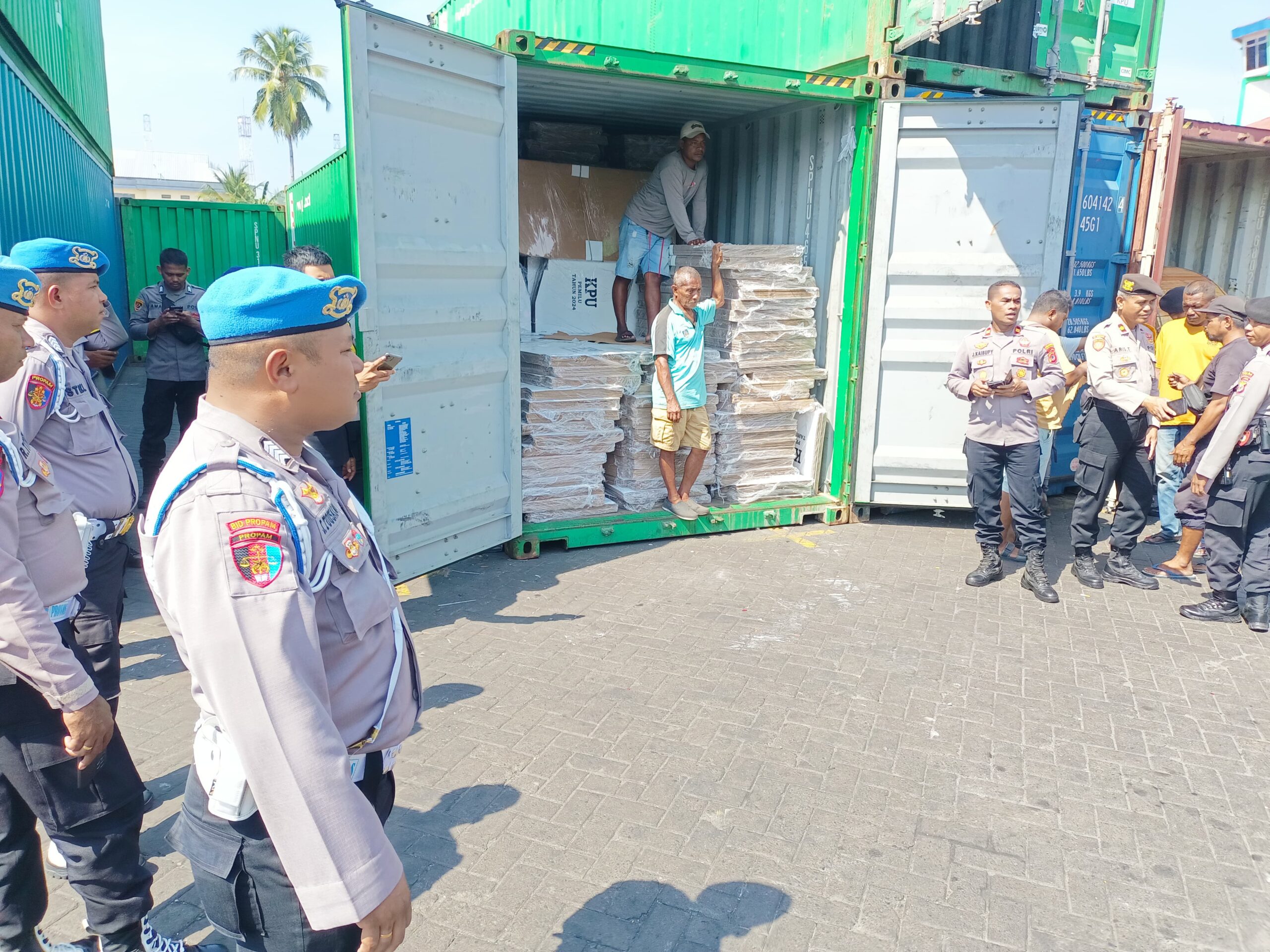 Polda Maluku Amankan Pengiriman Logistik Pemilu ke KPU Malteng 2 WhatsApp Image 2023 11 14 at 05.38.39 4ee2773d scaled