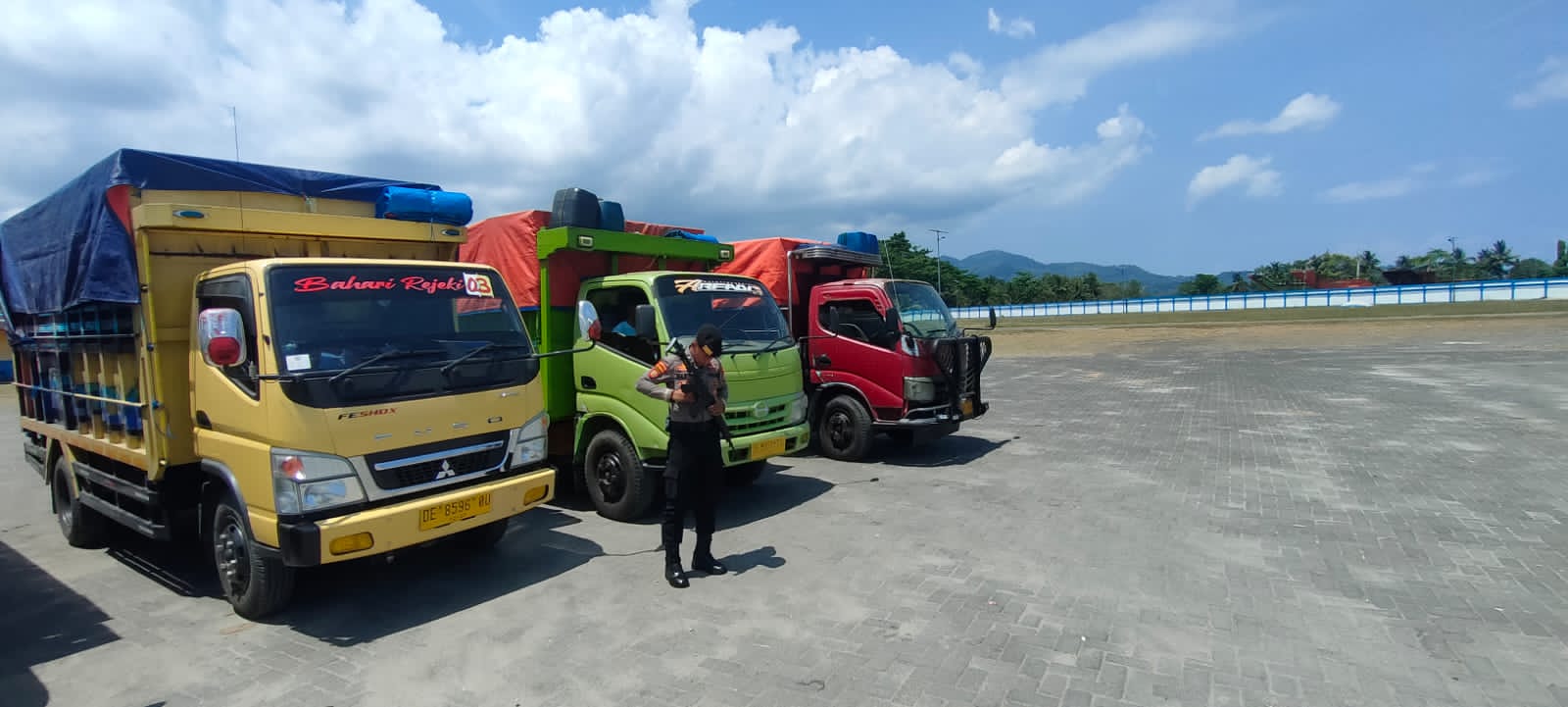 Polda Maluku Amankan Pengiriman Logistik Pemilu ke KPU Malteng 1 WhatsApp Image 2023 11 14 at 05.38.41 0aa12402