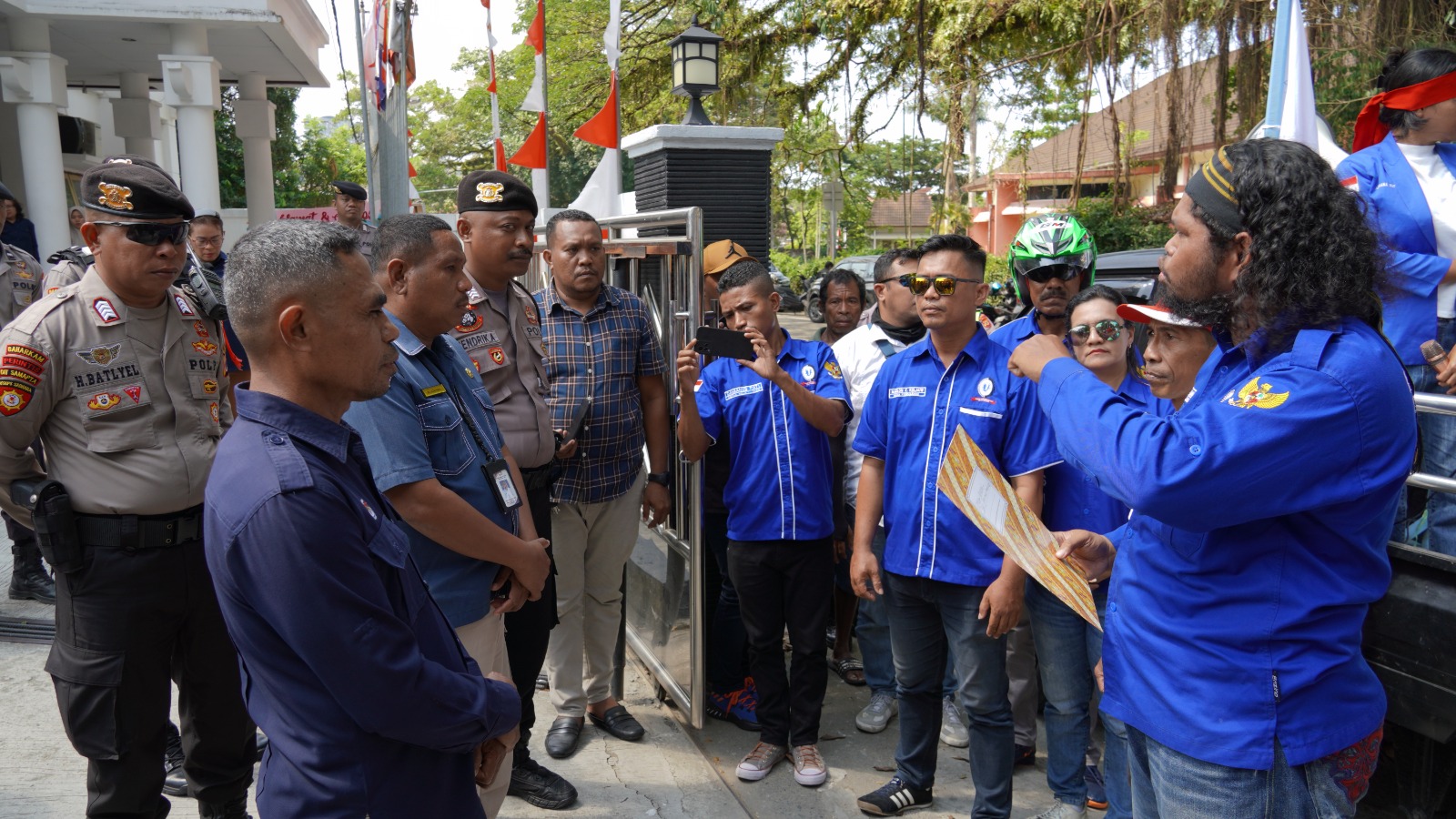 Satgas OMB Salawaku Amankan Aksi Damai dari KSBSI Maluku 1 WhatsApp Image 2023 11 14 at 05.59.44 df4c6386