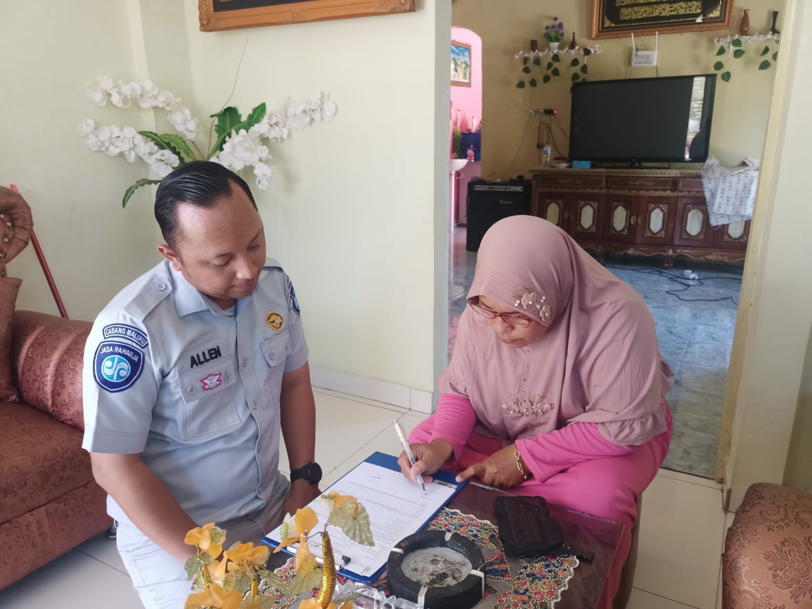 Jasa Raharja Cabang Maluku Serahkan Santunan Kepada Ahli Waris Korban Kecelakaan Maut di Desa Tulehu Maluku Tengah 1 WhatsApp Image 2023 11 15 at 15.52.50 5899a87b