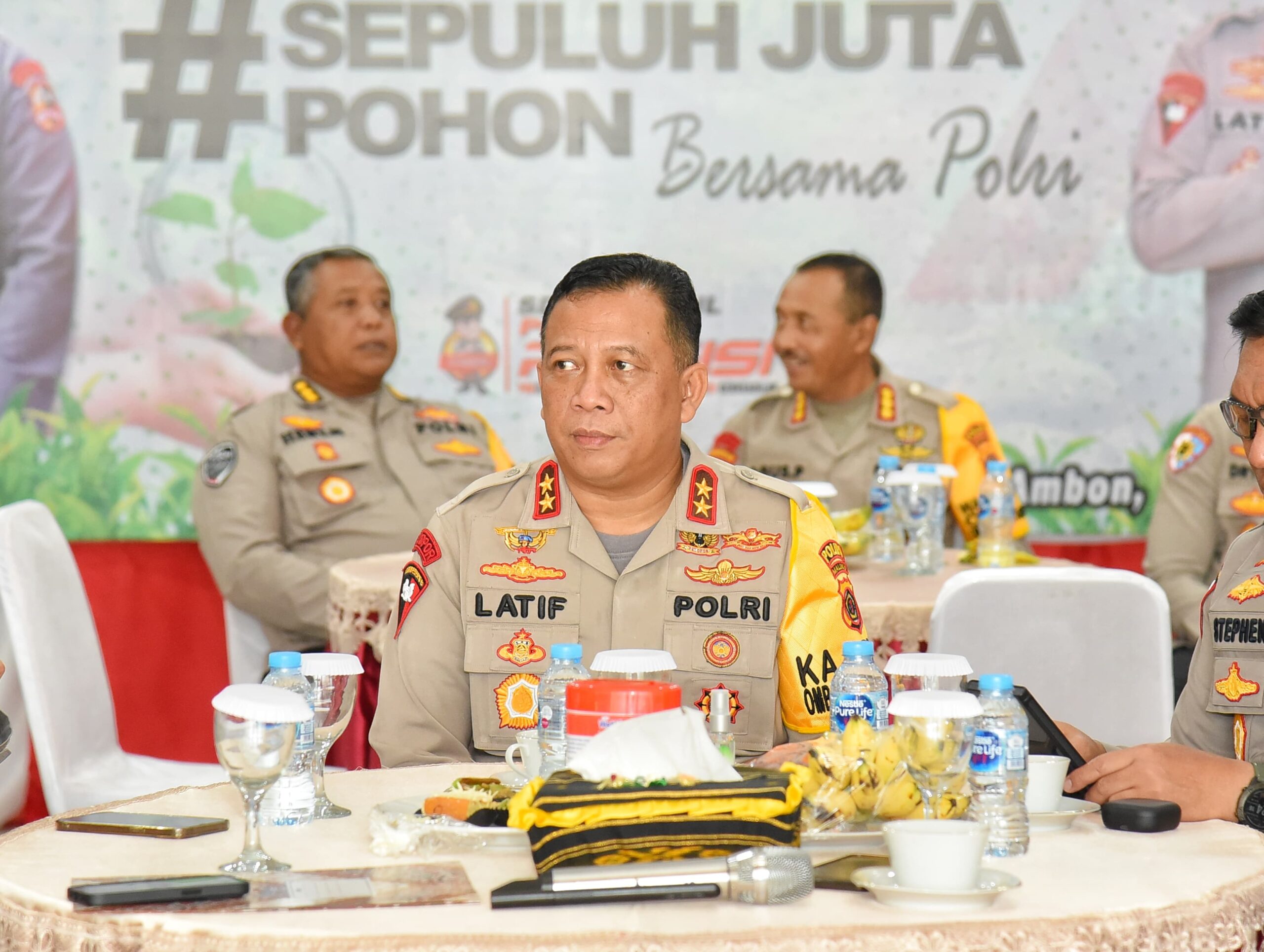 Kapolda Maluku Ikut Vicon Penanaman 10 Juta Anakan Pohon 1 WhatsApp Image 2023 11 15 at 21.36.57 7af1acc0 scaled