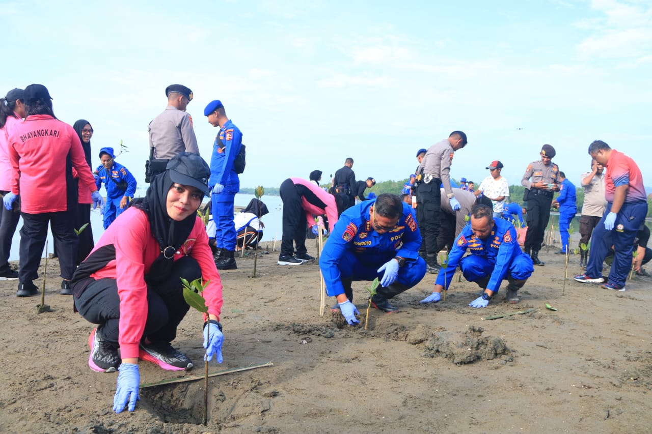 Sambut HUT ke-73, Polairud Polda Maluku Bersih-bersih Pantai dan Tanam 2000 Bibit Mangrove 1 WhatsApp Image 2023 11 25 at 17.23.11 0d9f8b23