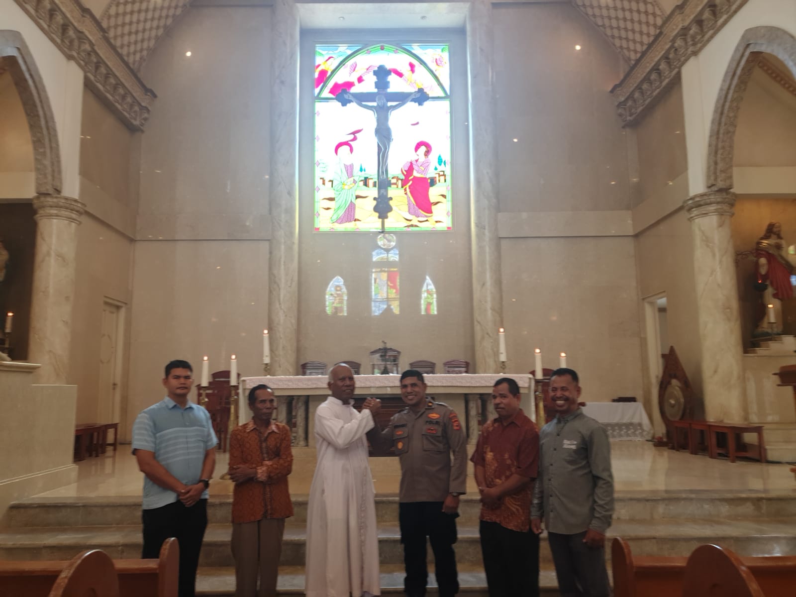 Sambangi Gereja Santo Yakobus Satgas OMB Salawaku Ajak Warga Jaga Kamtibmas 1 WhatsApp Image 2023 11 26 at 15.40.44 cb3ae43f