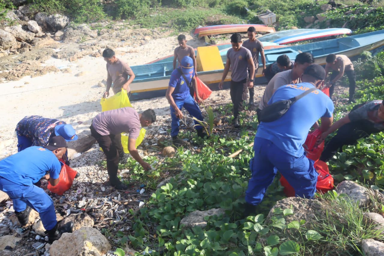 Satuan Polairud Polres MBD Gelar Bhakti Sosial Bersih-bersih Pantai Songsong Hari Polisi Perairan dan Udara ke 73. 1 WhatsApp Image 2023 11 26 at 22.17.12 15cd1d80