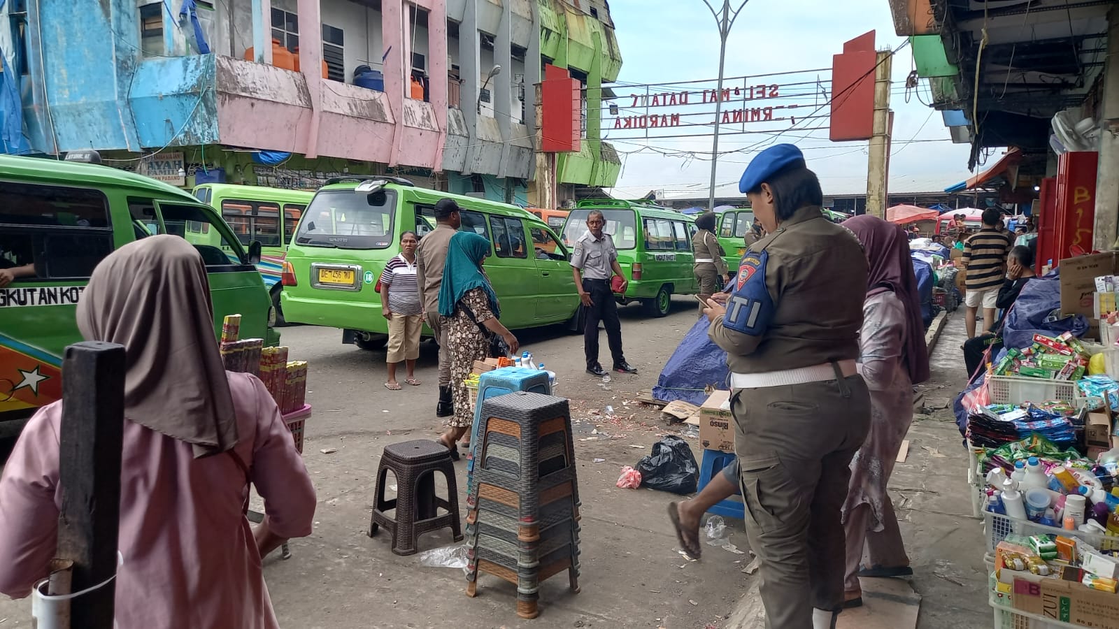 Pemkot Ambon Tertibkan PKL di Terminal 1 aadc2640259447428f99650344cd4657