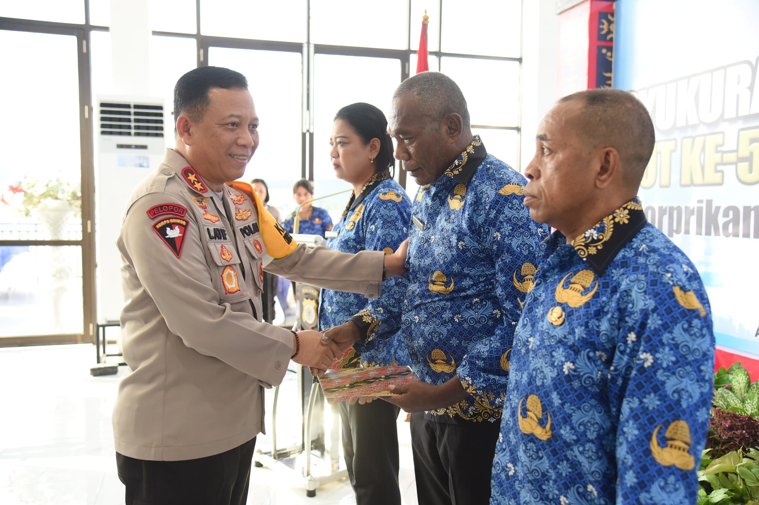 Hadiri HUT ke-52 Korpri, Kapolda Bantu ASN Polda Maluku yang Sakit 1 WhatsApp Image 2023 12 01 at 23.21.02 a729a274 scaled