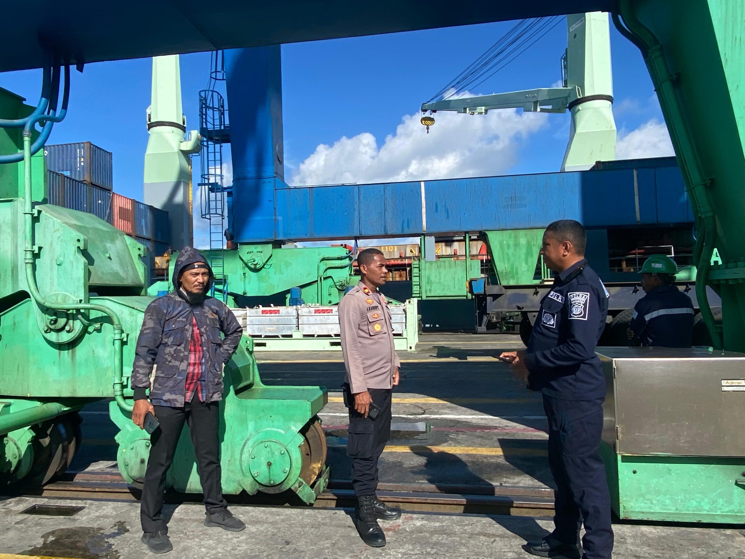 Surat Suara Pemilu Presiden untuk 11 Kabupaten/Kota Tiba di Ambon, Diamankan Polda Maluku 1 WhatsApp Image 2023 12 19 at 15.24.08 3c1d0465 scaled