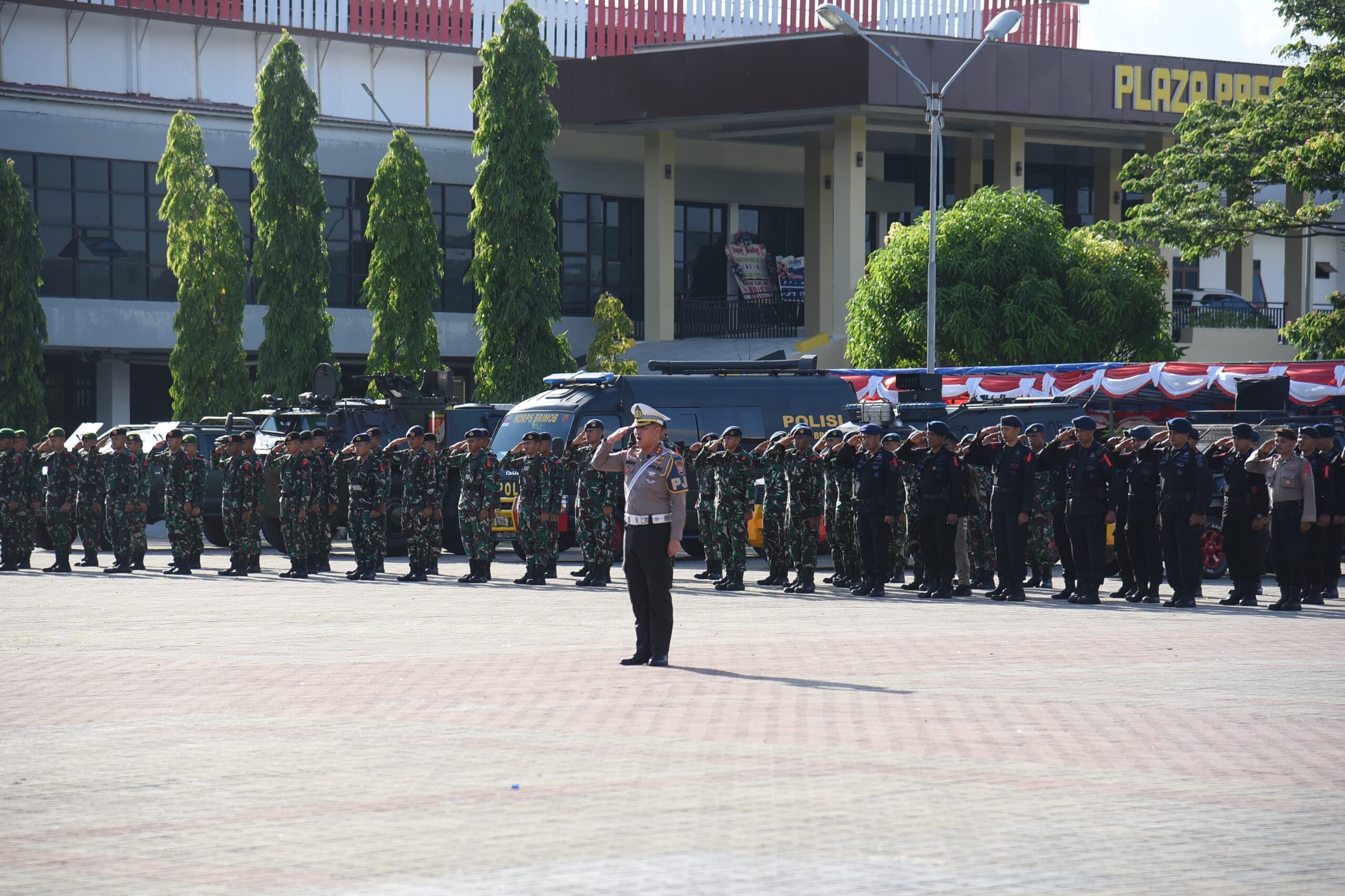 Kapolda Maluku dan Pangdam Pattimura Pimpin Apel Gelar Pasukan Operasi Lilin Salawaku 2023-2024 2 WhatsApp Image 2023 12 21 at 19.34.08 dd1e7714 scaled