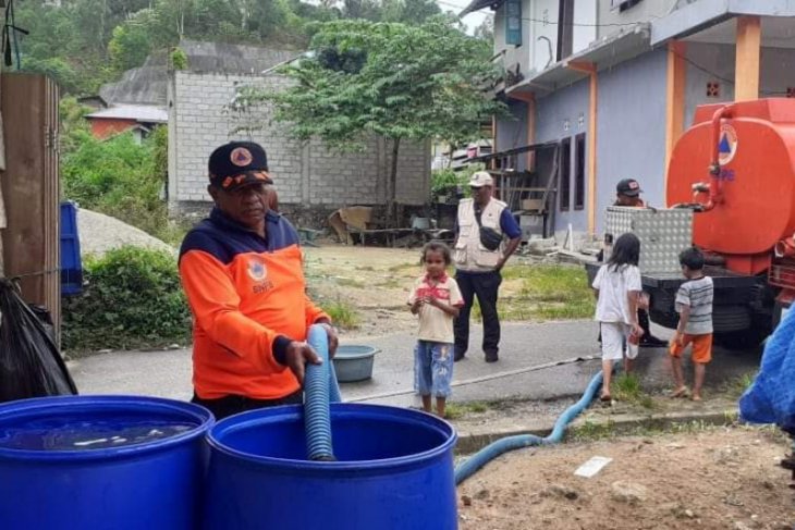 Pemkot Ambon Suplai Air Bersih Kepada Masyarakat 1 FB IMG 1585879469075