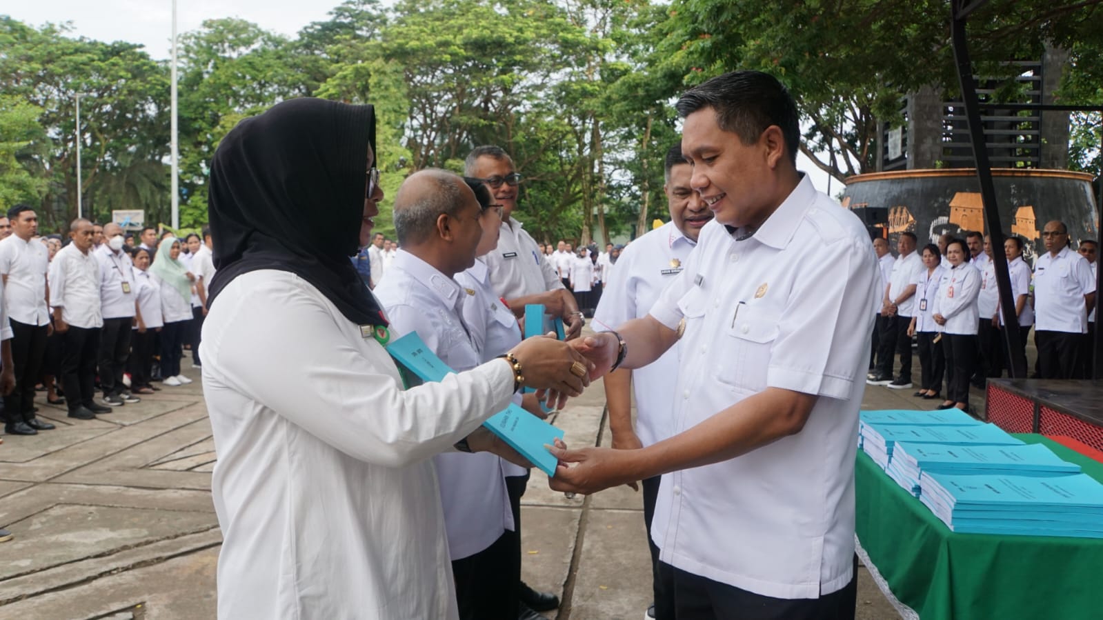Penjabat Walikota Ambon Serahkan Dokumen DPA Tahun 2024 1 IMG 20240110 WA0010